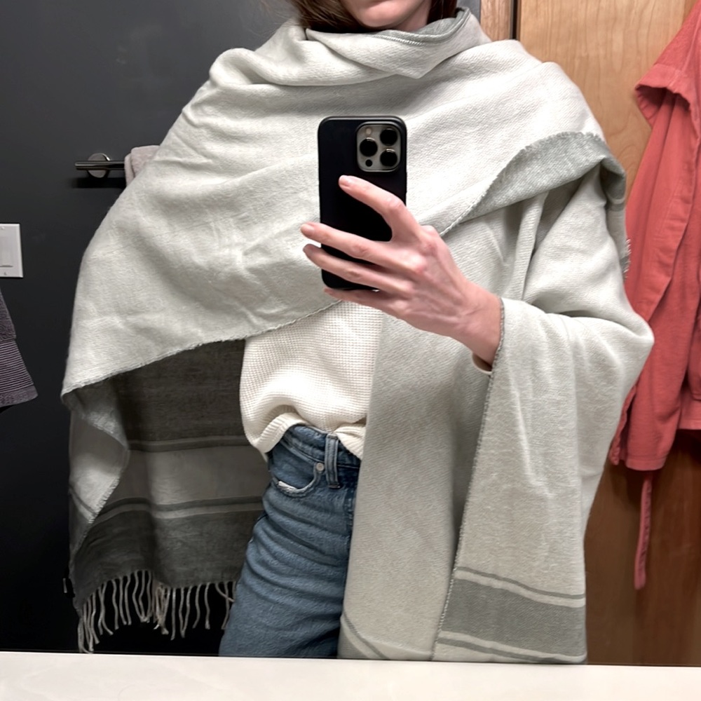 Banana Republic grey stripe poncho ✨🤍